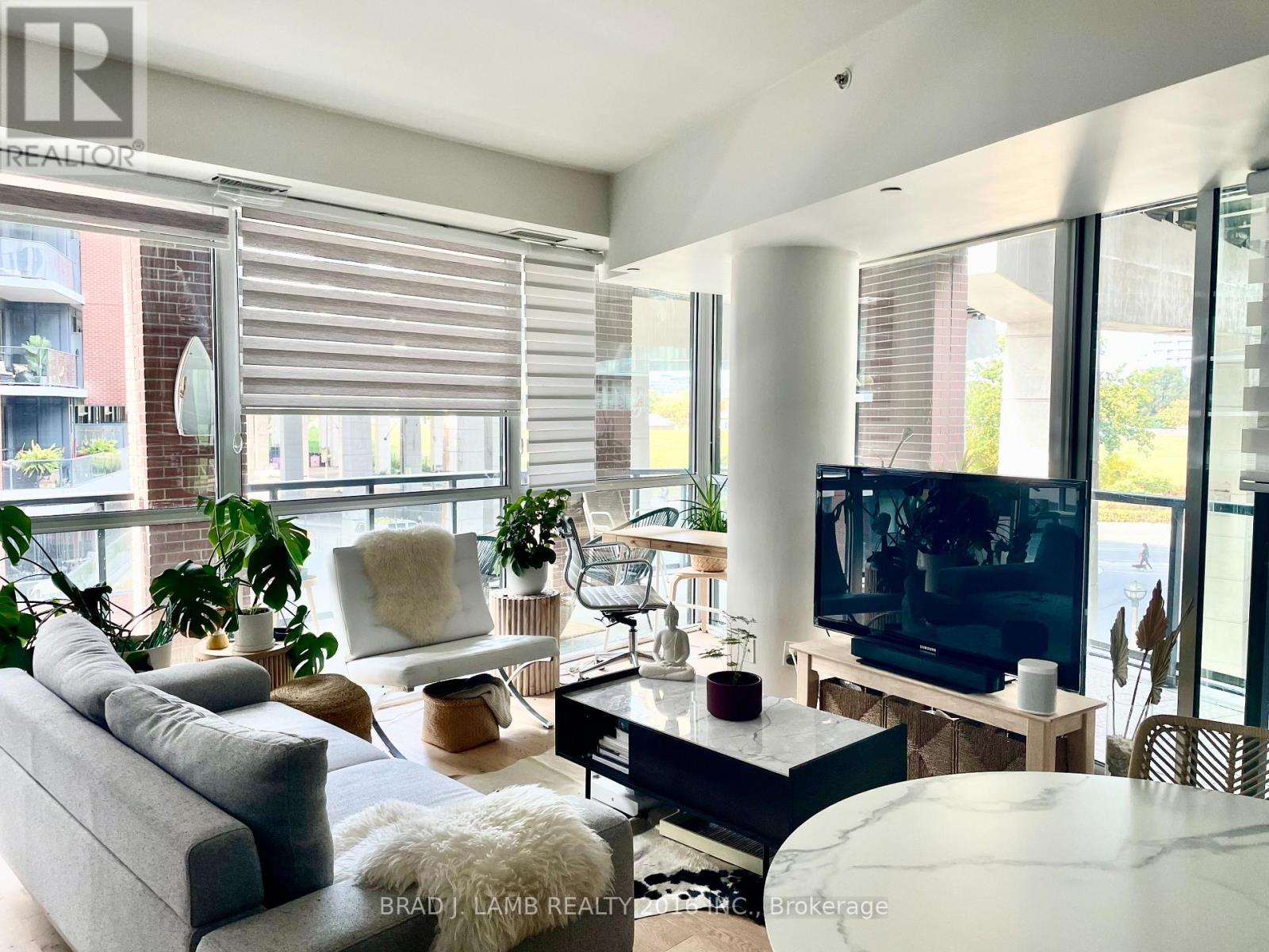 327 - 20 Bruyeres Mews, Toronto, ON - Indoor Photo Showing Living Room