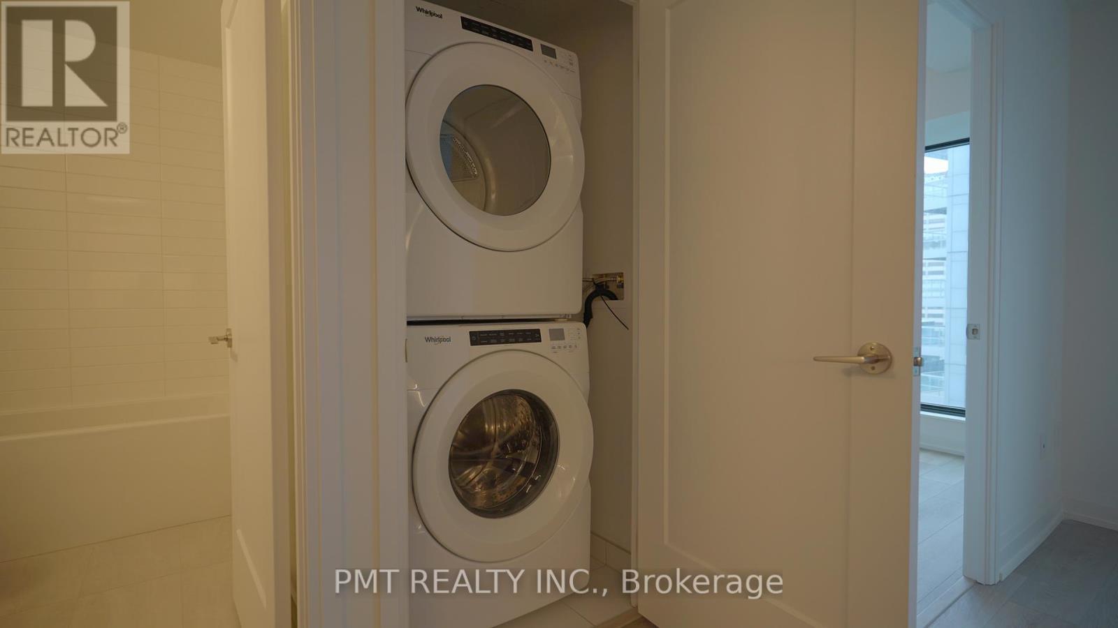 2409 - 20 Soudan Avenue, Toronto, ON - Indoor Photo Showing Laundry Room