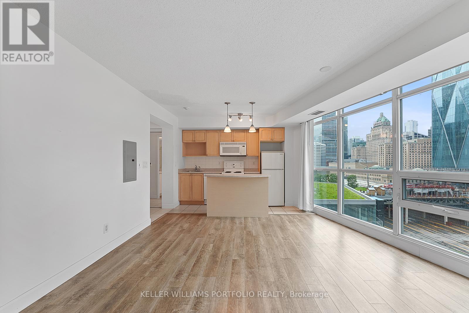 1104 - 18 Yonge Street, Toronto, ON - Indoor Photo Showing Kitchen