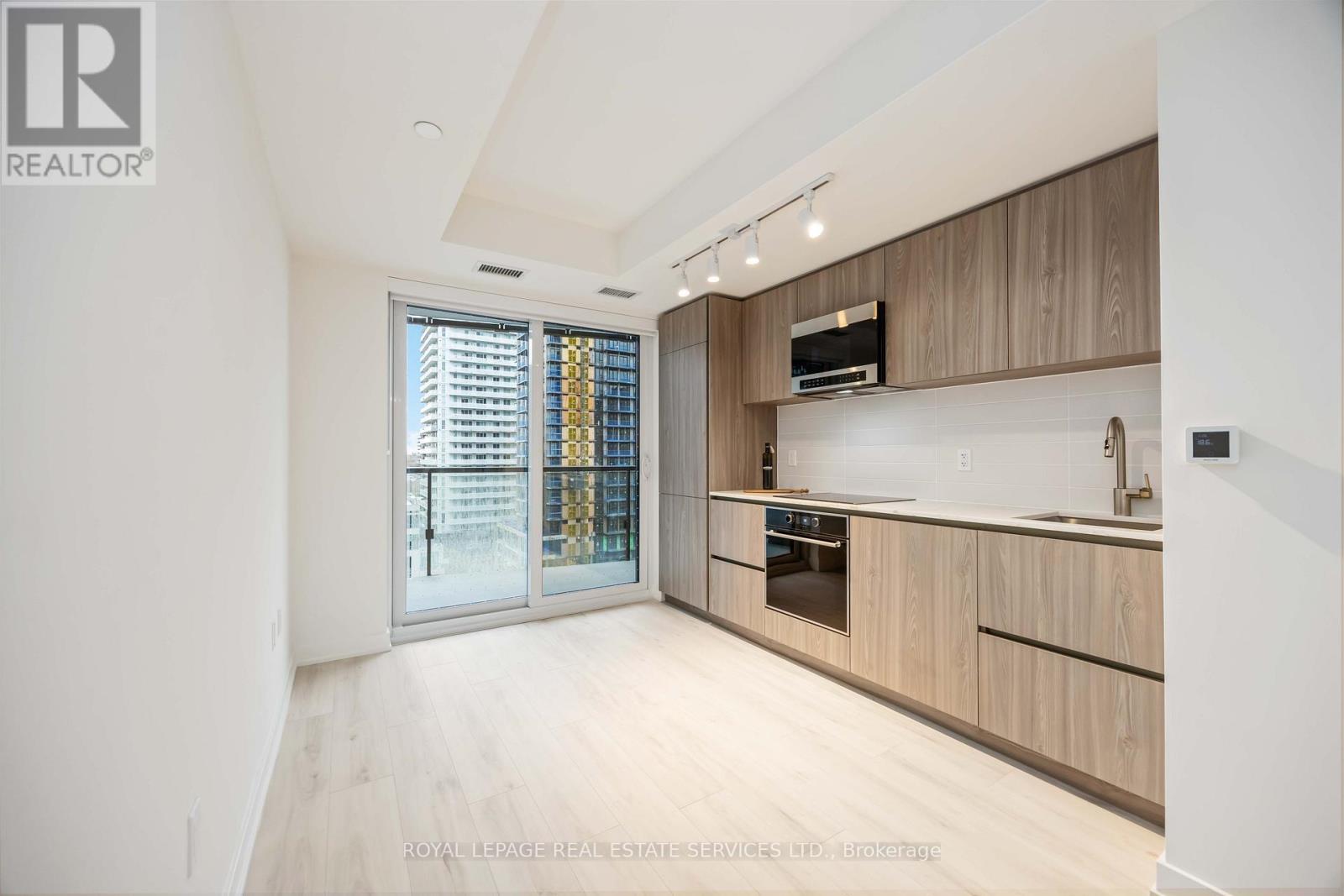 1011 - 120 Broadway Avenue, Toronto, ON - Indoor Photo Showing Kitchen