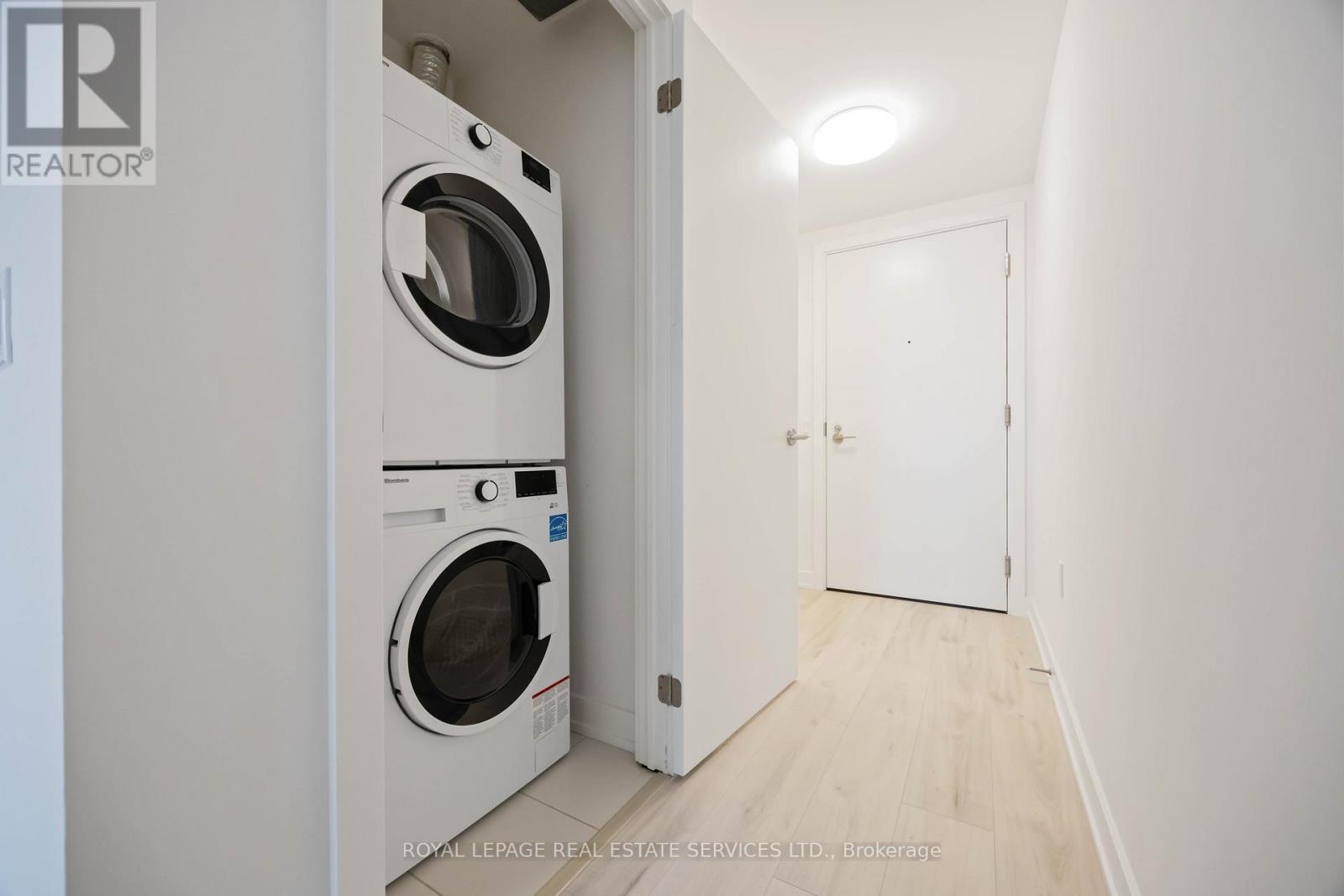 1011 - 120 Broadway Avenue, Toronto, ON - Indoor Photo Showing Laundry Room