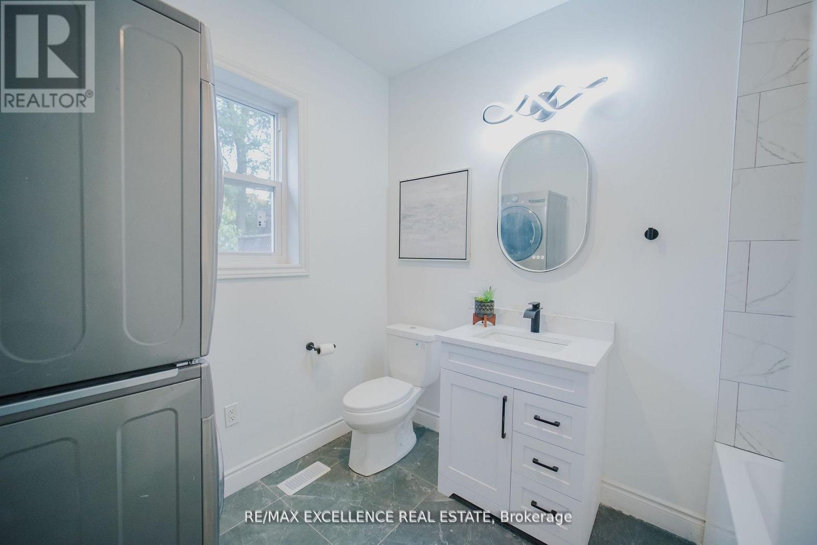 11 East 25Th Street, Hamilton, ON - Indoor Photo Showing Bathroom