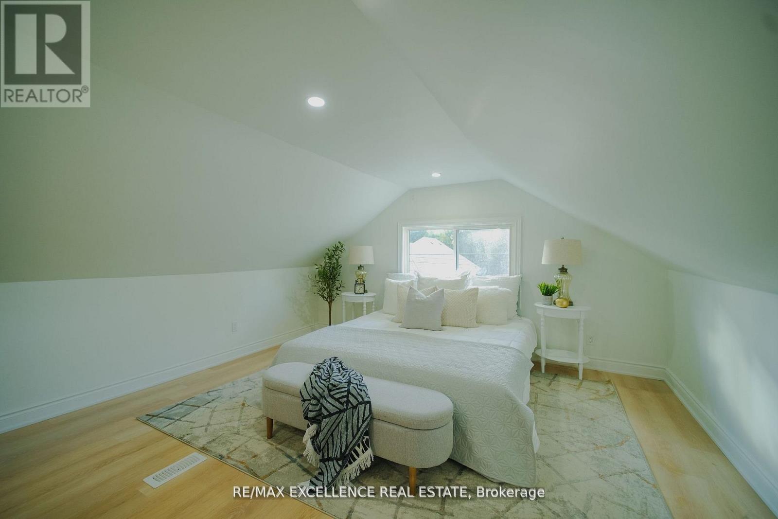 11 East 25Th Street, Hamilton, ON - Indoor Photo Showing Bedroom
