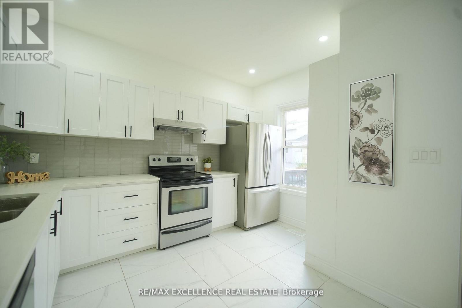 11 East 25Th Street, Hamilton, ON - Indoor Photo Showing Kitchen