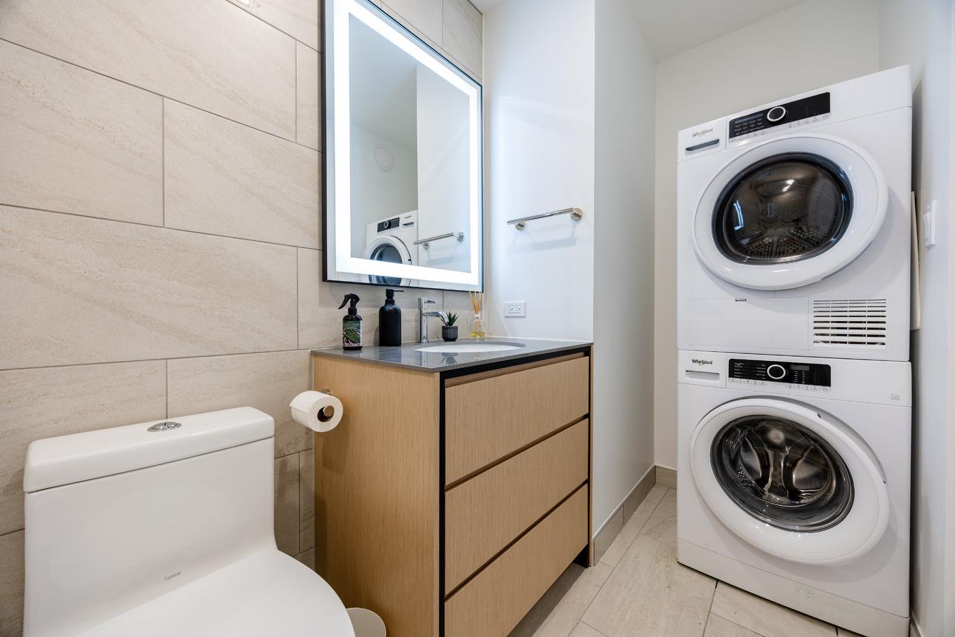 Salle de bains - 2305-1020 Rue De La Montagne, Montréal (Ville-Marie), QC - Indoor Photo Showing Laundry Room