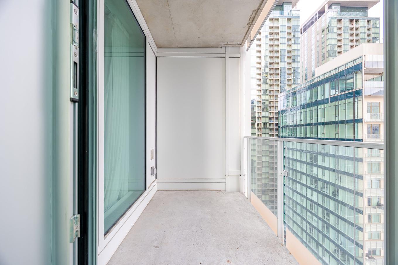 Balcon - 2305-1020 Rue De La Montagne, Montréal (Ville-Marie), QC -