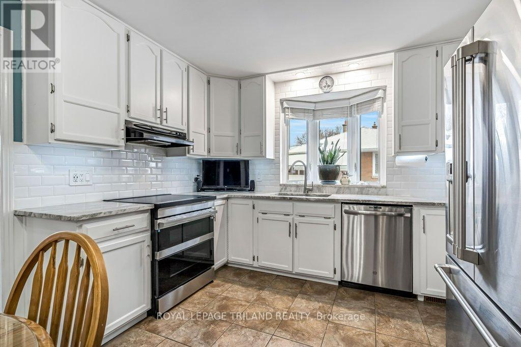 20 Dieppe Drive, St. Thomas, ON - Indoor Photo Showing Kitchen