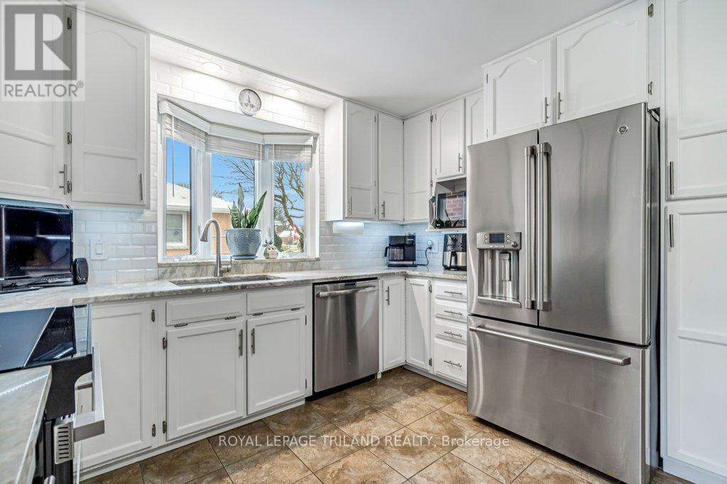 20 Dieppe Drive, St. Thomas, ON - Indoor Photo Showing Kitchen