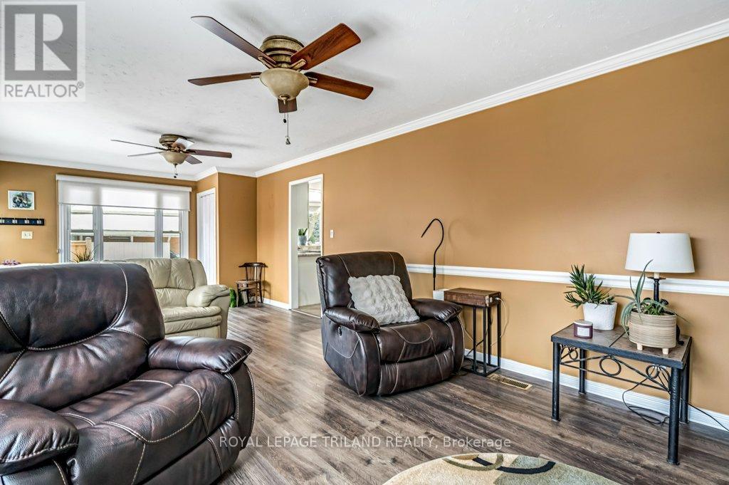 20 Dieppe Drive, St. Thomas, ON - Indoor Photo Showing Living Room