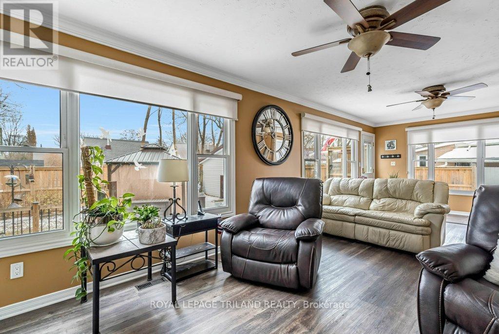 20 Dieppe Drive, St. Thomas, ON - Indoor Photo Showing Living Room