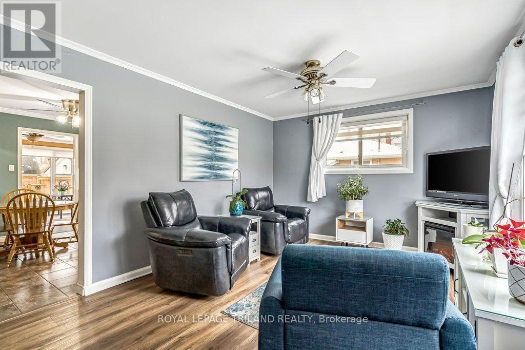 20 Dieppe Drive, St. Thomas, ON - Indoor Photo Showing Living Room