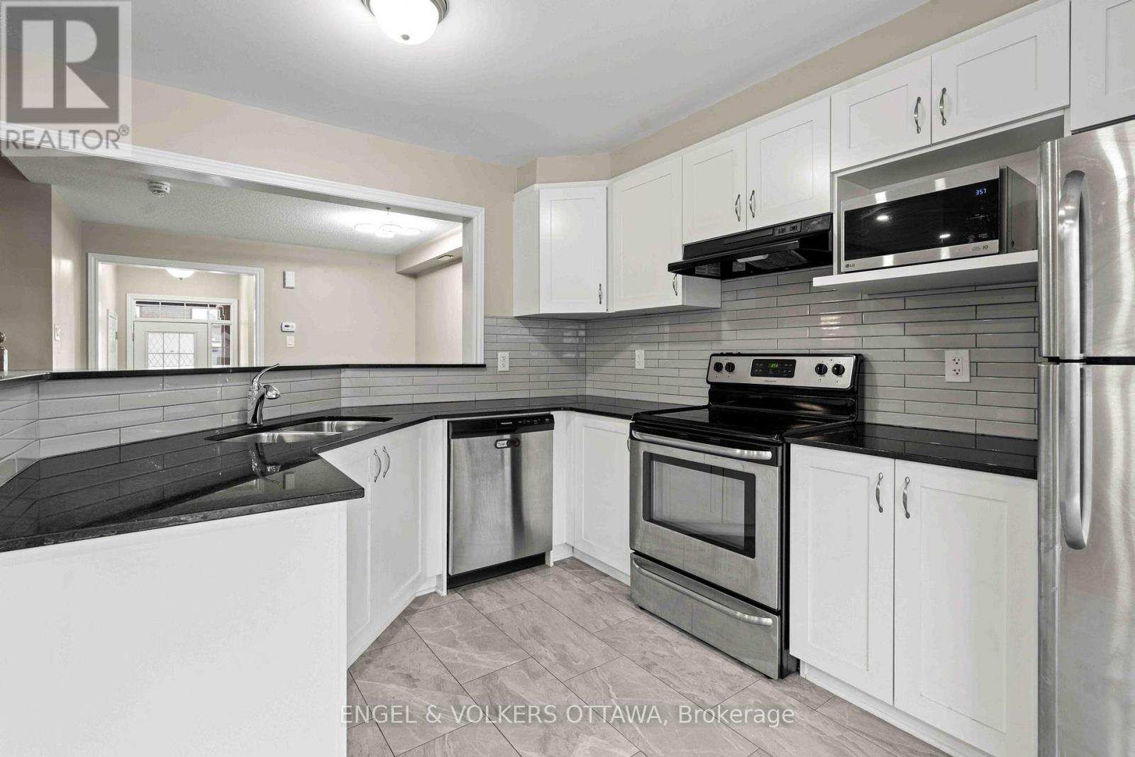 536 Broadleaf Street, Ottawa, ON - Indoor Photo Showing Kitchen With Stainless Steel Kitchen With Double Sink With Upgraded Kitchen