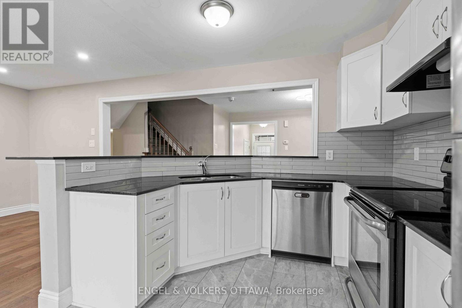 536 Broadleaf Street, Ottawa, ON - Indoor Photo Showing Kitchen With Stainless Steel Kitchen With Upgraded Kitchen