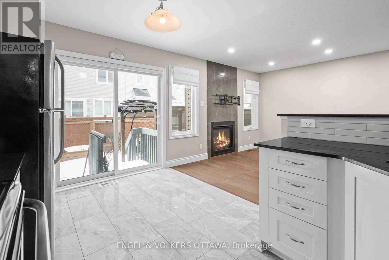 536 Broadleaf Street, Ottawa, ON - Indoor With Fireplace