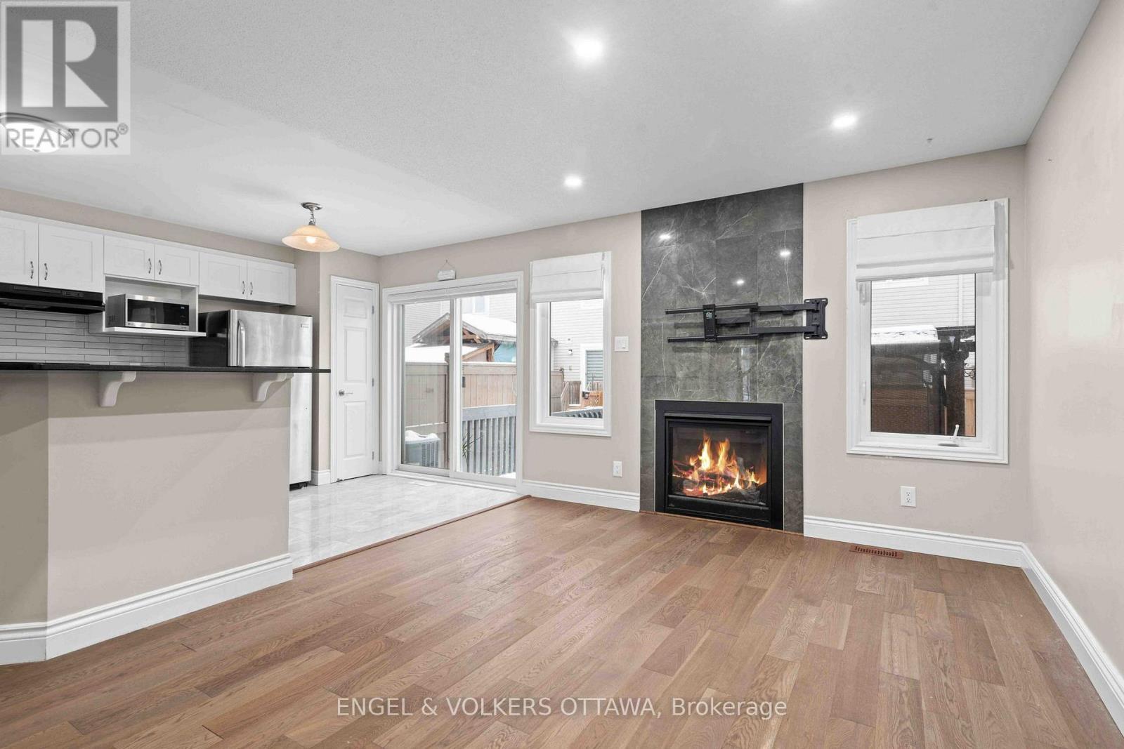 536 Broadleaf Street, Ottawa, ON - Indoor Photo Showing Living Room With Fireplace