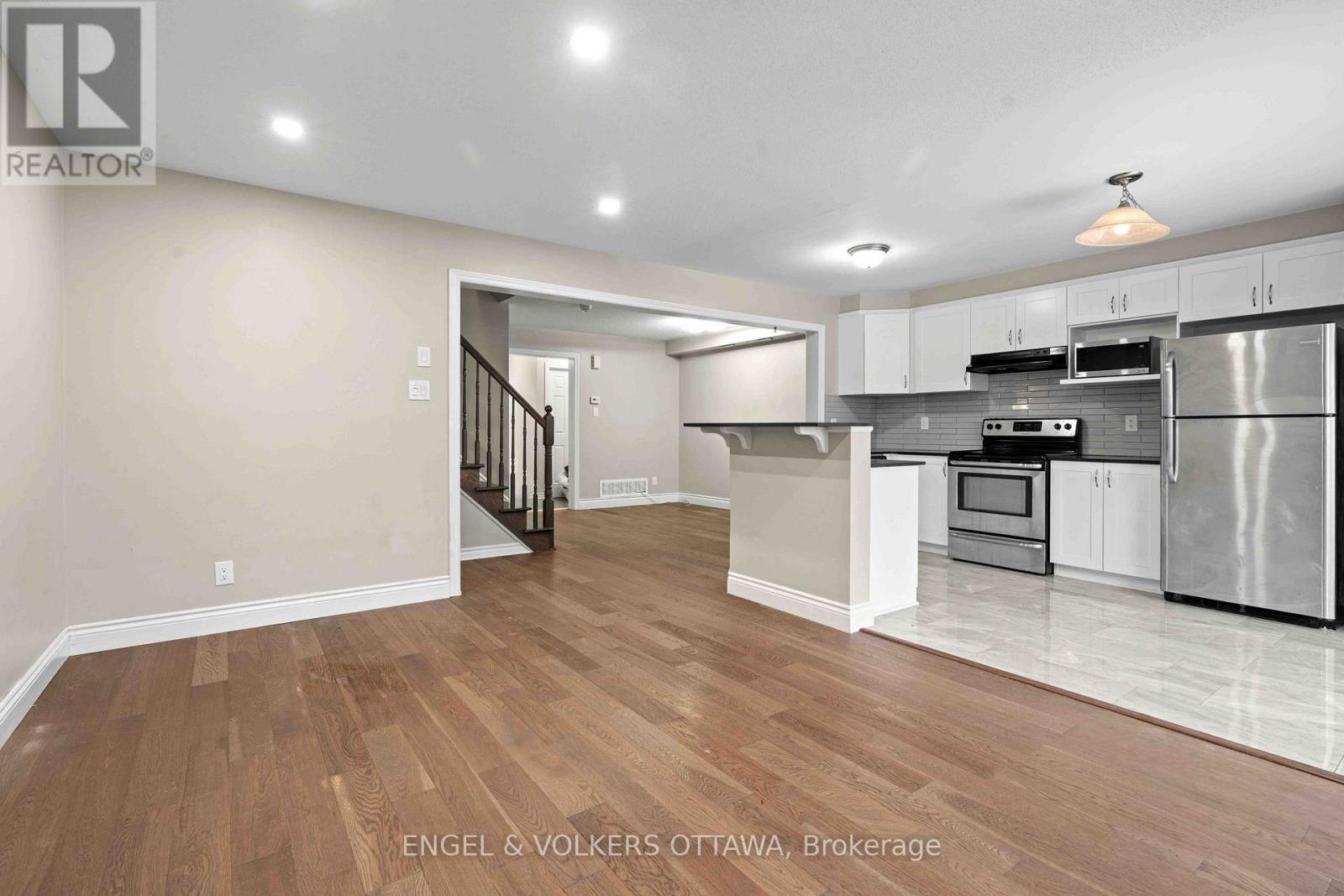 536 Broadleaf Street, Ottawa, ON - Indoor Photo Showing Kitchen With Stainless Steel Kitchen