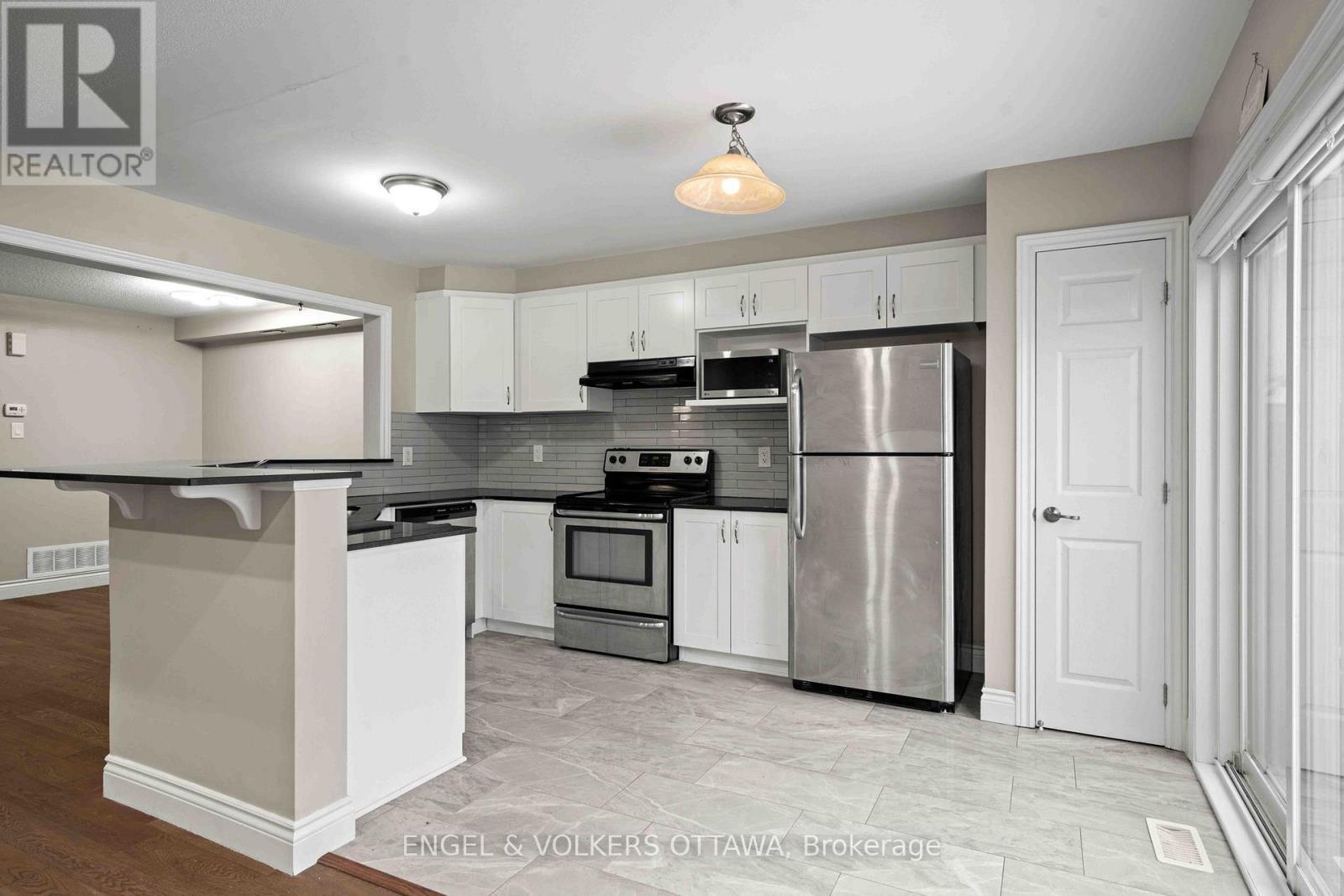 536 Broadleaf Street, Ottawa, ON - Indoor Photo Showing Kitchen With Stainless Steel Kitchen