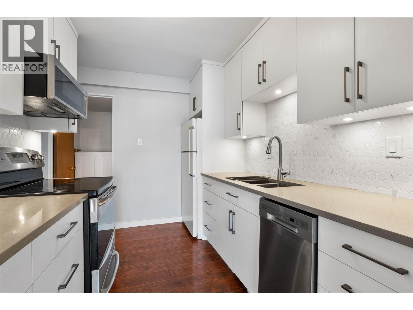 137 Mcgill Road Unit# 91, Kamloops, BC - Indoor Photo Showing Kitchen With Double Sink With Upgraded Kitchen