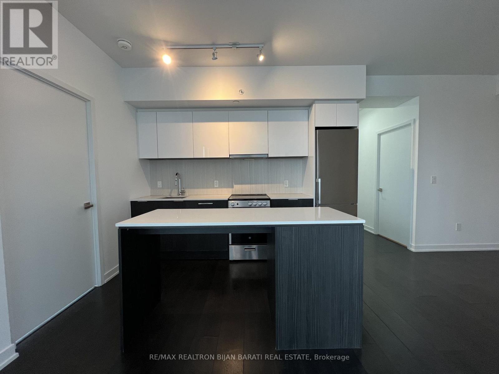 1021 - 31 Tippett Road, Toronto, ON - Indoor Photo Showing Kitchen