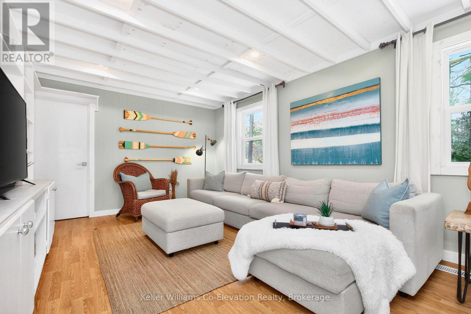 1326 Tiny Beaches Road N, Tiny (Lafontaine), ON - Indoor Photo Showing Living Room