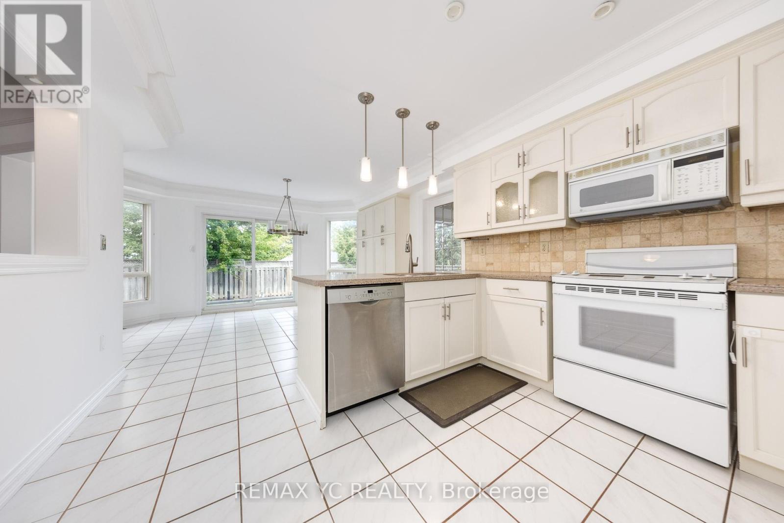 896 Darwin Drive, Pickering, ON - Indoor Photo Showing Kitchen