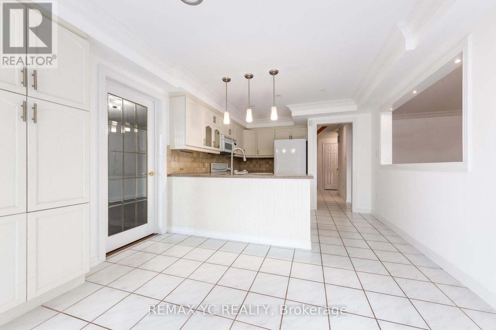 896 Darwin Drive, Pickering, ON - Indoor Photo Showing Kitchen