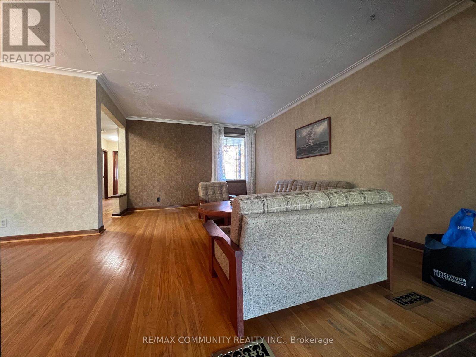 137 Birkdale Road, Toronto, ON - Indoor Photo Showing Living Room