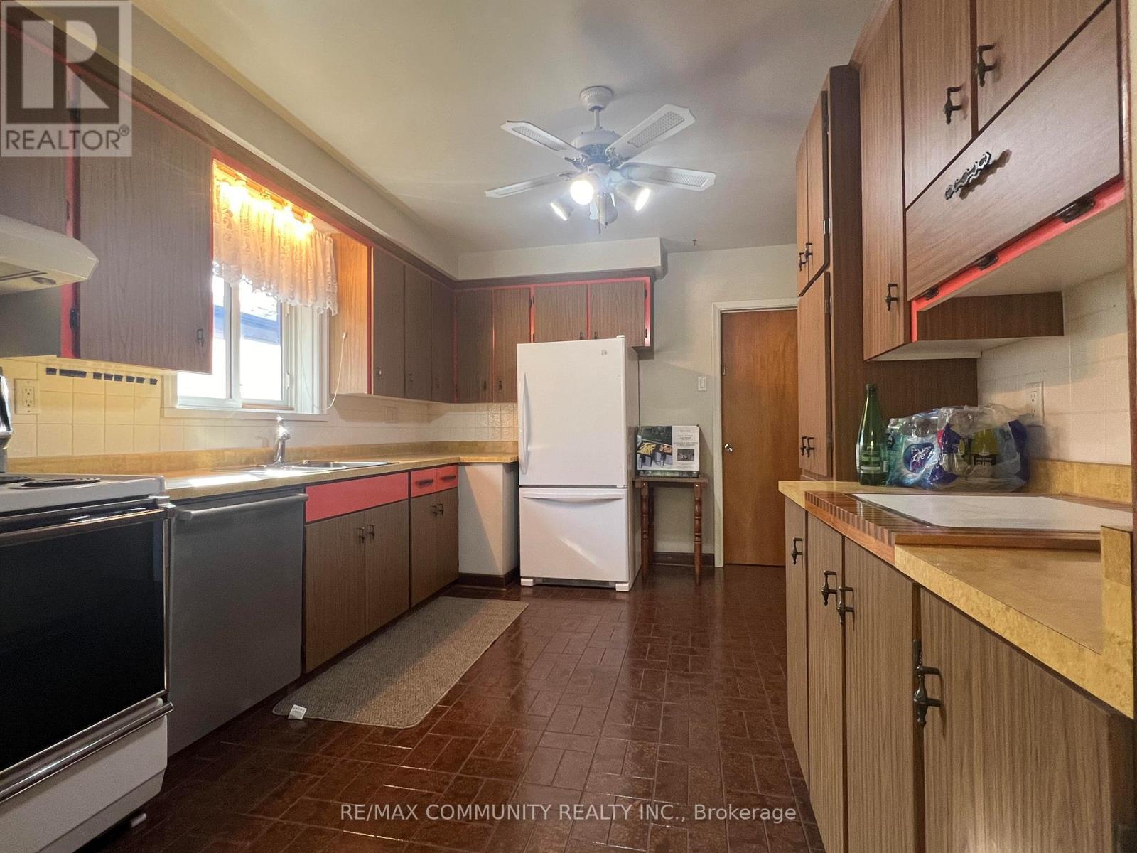 137 Birkdale Road, Toronto, ON - Indoor Photo Showing Kitchen