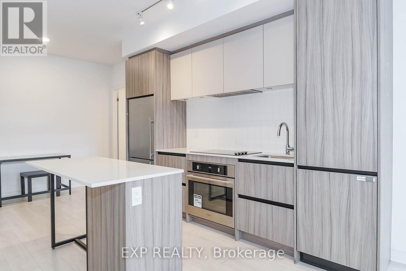 D328 - 8 Beverley Glen Boulevard, Vaughan, ON - Indoor Photo Showing Kitchen
