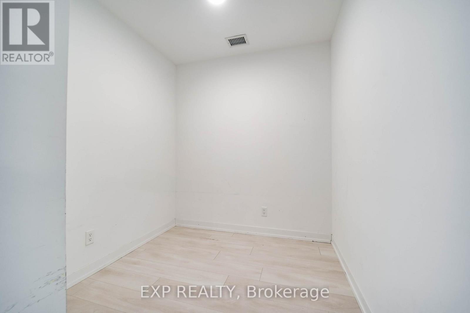 D328 - 8 Beverley Glen Boulevard, Vaughan, ON - Indoor Photo Showing Other Room