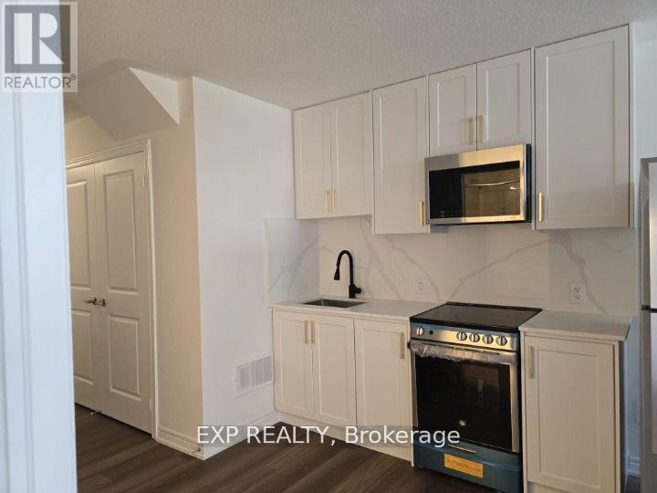Unit B - 64 Singhampton Road, Vaughan, ON - Indoor Photo Showing Kitchen