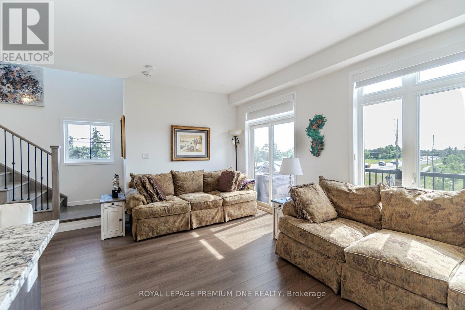 2 Seacoasts Circle, Vaughan, ON - Indoor Photo Showing Living Room