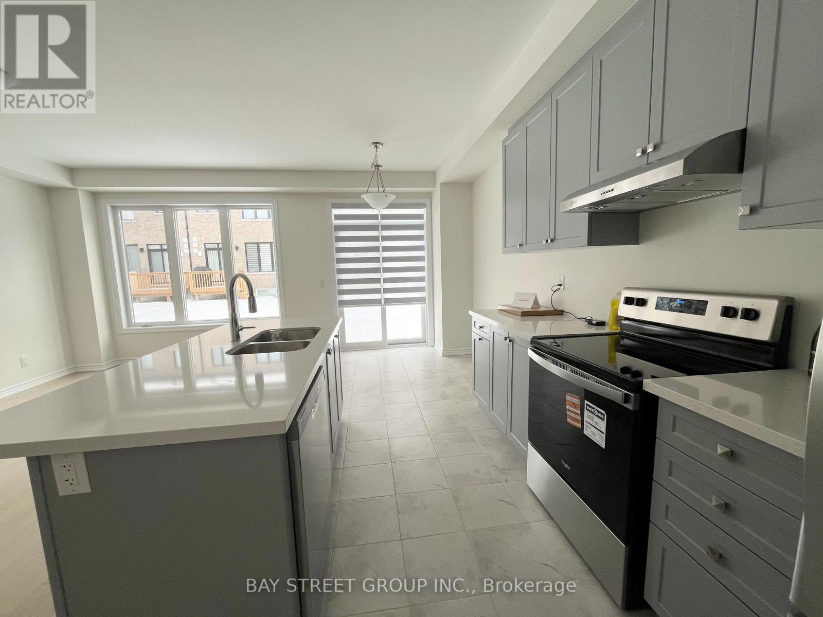 5 Harvey Bunker Crescent, Markham, ON - Indoor Photo Showing Kitchen With Double Sink With Upgraded Kitchen