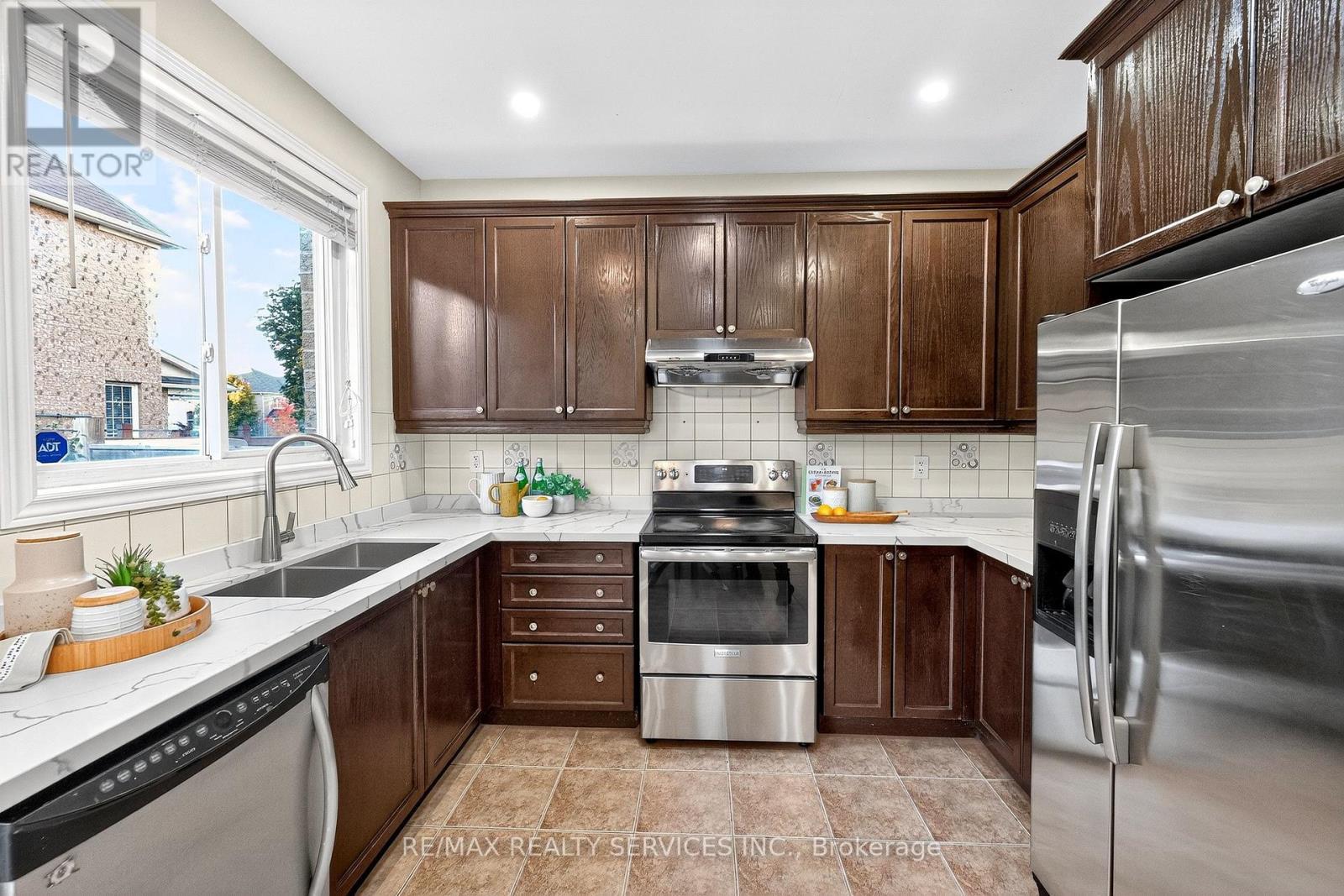 24 Addiscott Street, Brampton, ON - Indoor Photo Showing Kitchen With Double Sink With Upgraded Kitchen