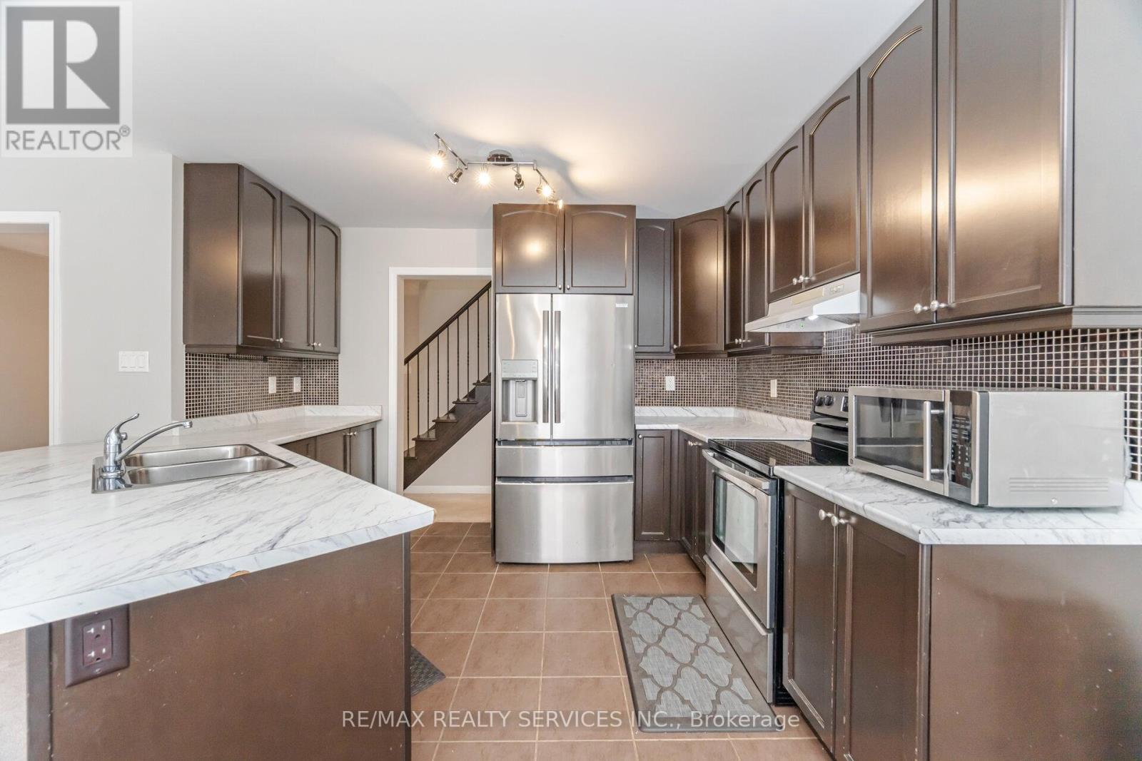 278 Gleave Terrace, Milton, ON - Indoor Photo Showing Kitchen With Double Sink With Upgraded Kitchen