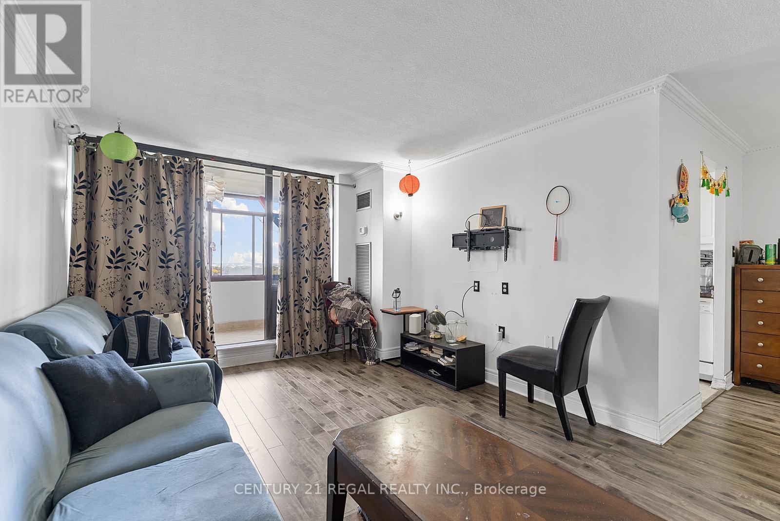 1009 - 18 Knightsbridge Road, Brampton, ON - Indoor Photo Showing Living Room