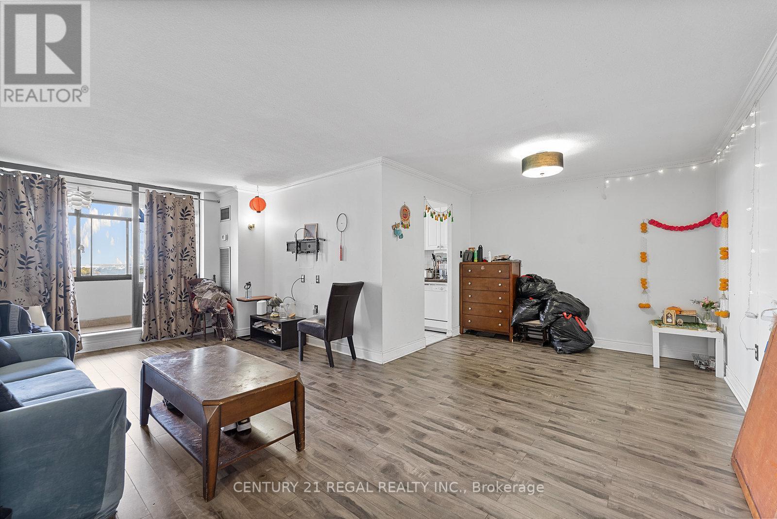1009 - 18 Knightsbridge Road, Brampton, ON - Indoor Photo Showing Living Room