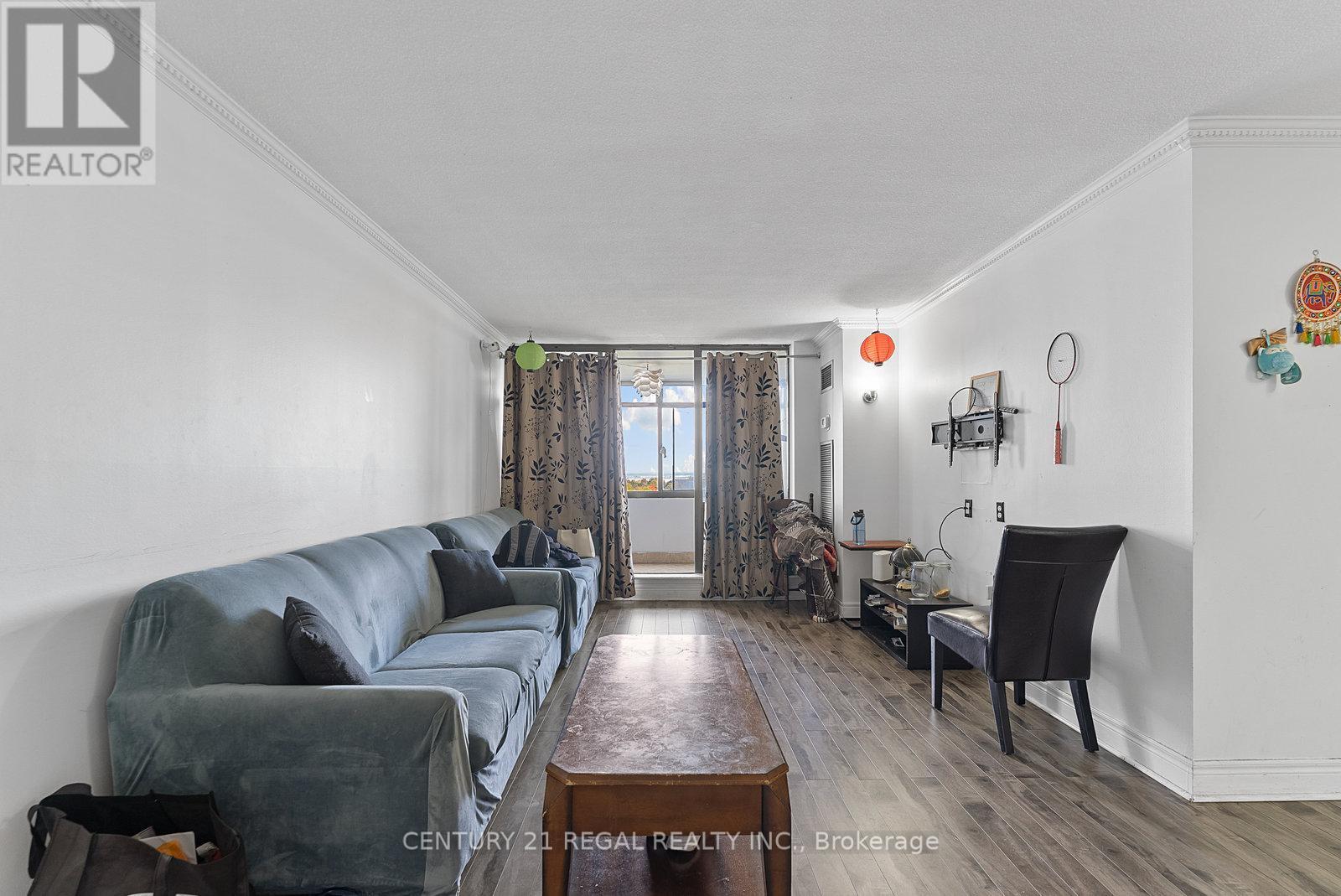1009 - 18 Knightsbridge Road, Brampton, ON - Indoor Photo Showing Living Room
