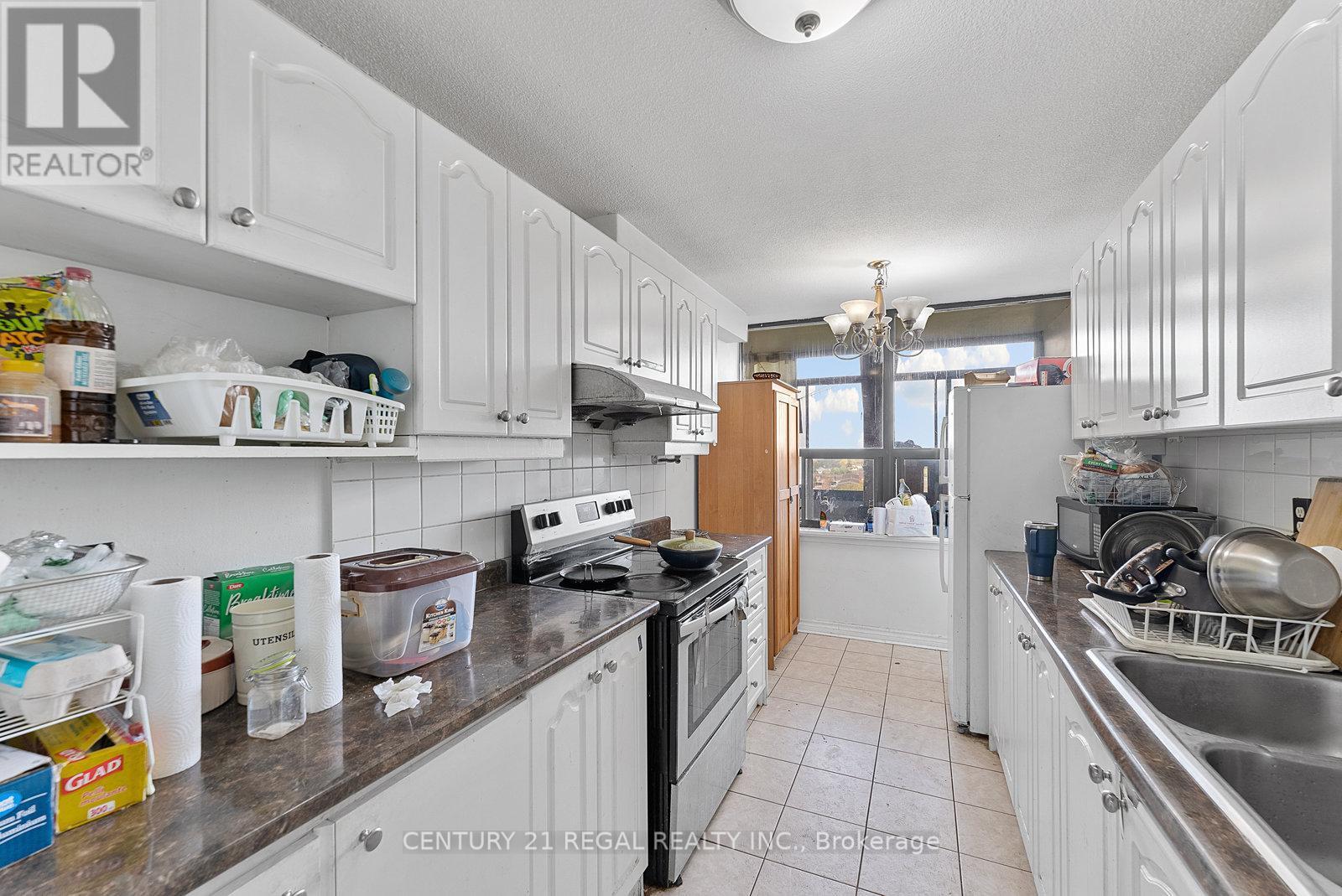 1009 - 18 Knightsbridge Road, Brampton, ON - Indoor Photo Showing Kitchen With Double Sink