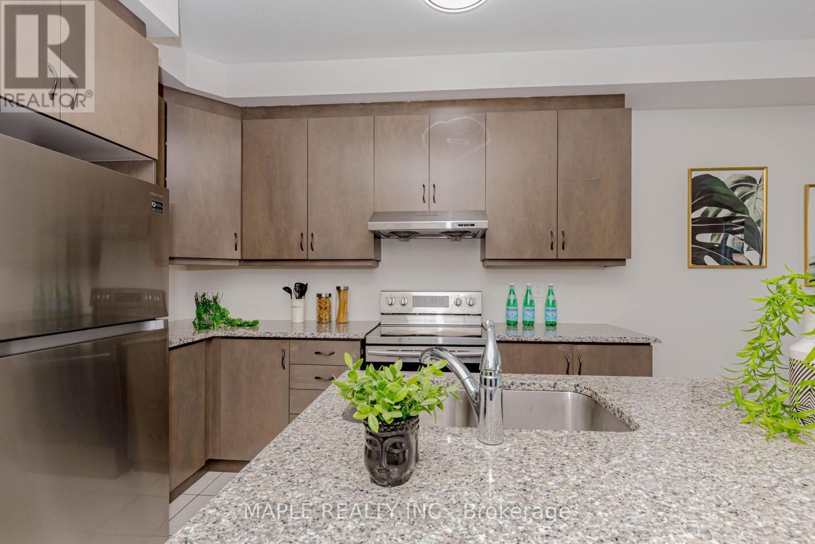 18 Boothill Drive, Brampton, ON - Indoor Photo Showing Kitchen