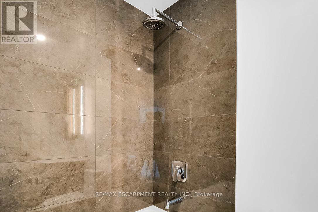 1203 - 220 Missinnihe Way, Mississauga, ON - Indoor Photo Showing Bathroom