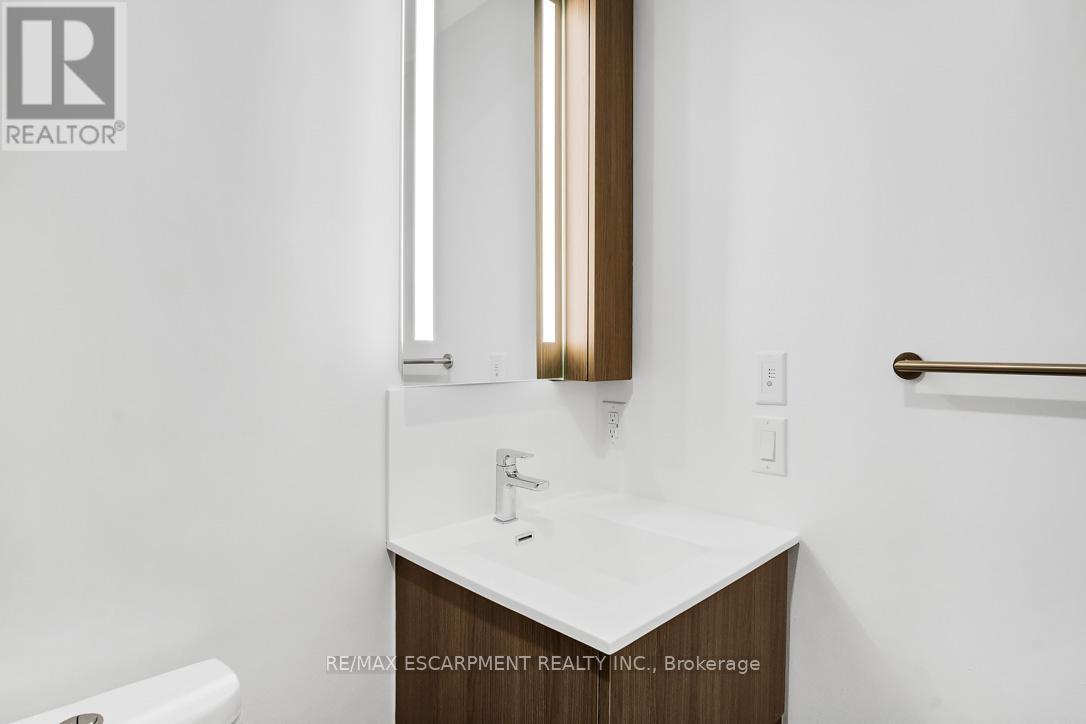 1203 - 220 Missinnihe Way, Mississauga, ON - Indoor Photo Showing Bathroom