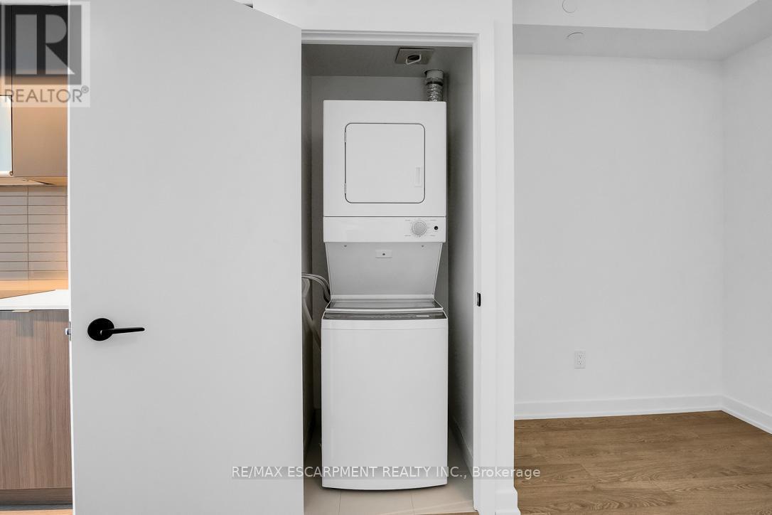 1203 - 220 Missinnihe Way, Mississauga, ON - Indoor Photo Showing Laundry Room