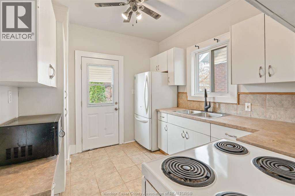 1575 Church Street, Windsor, ON - Indoor Photo Showing Kitchen With Double Sink