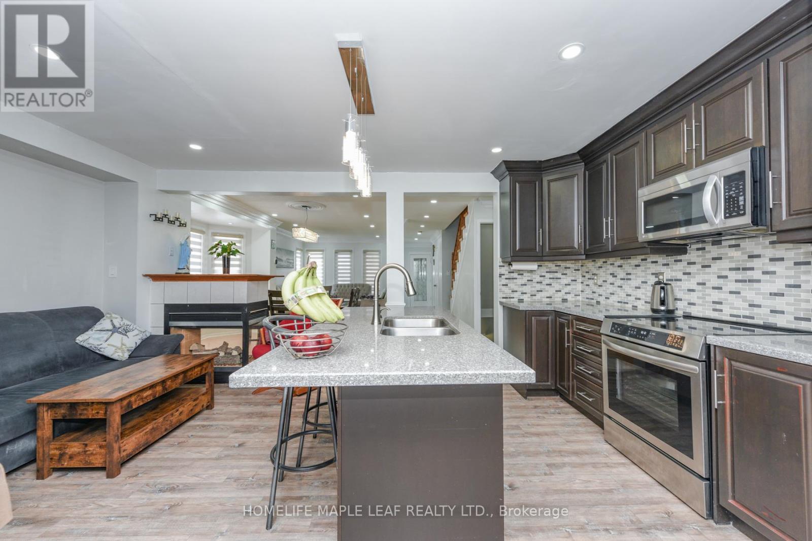 100 Alaskan Summit Court W, Brampton, ON - Indoor Photo Showing Kitchen With Upgraded Kitchen