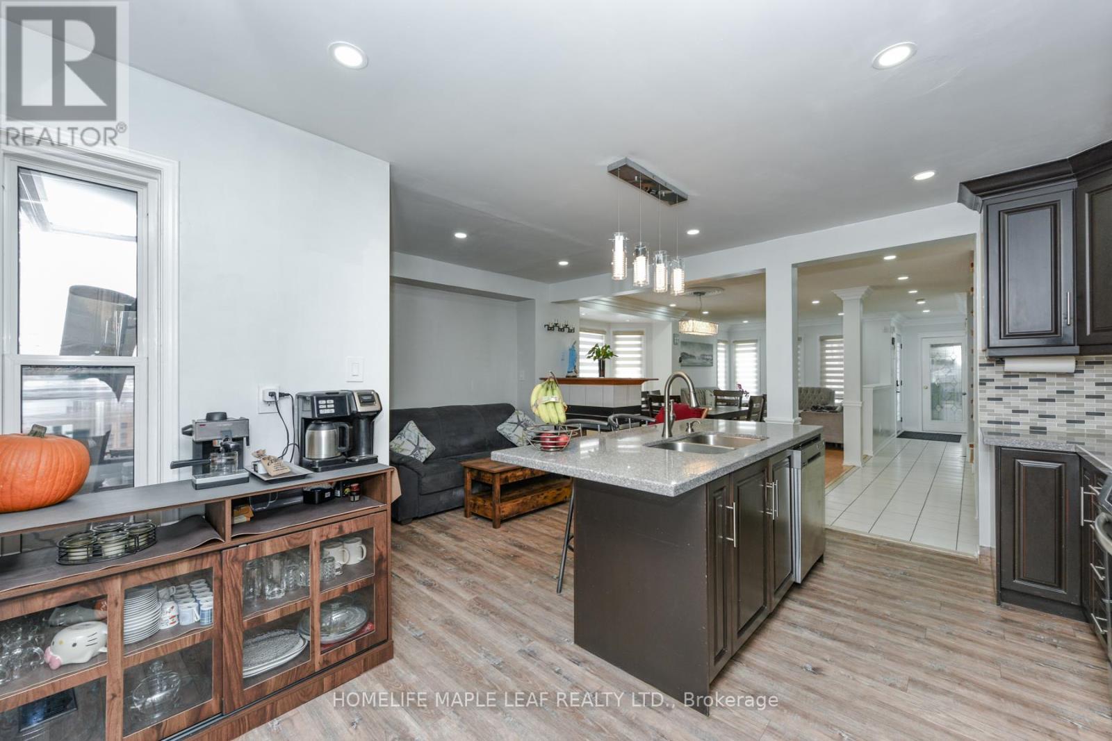 100 Alaskan Summit Court W, Brampton, ON - Indoor Photo Showing Kitchen With Double Sink With Upgraded Kitchen