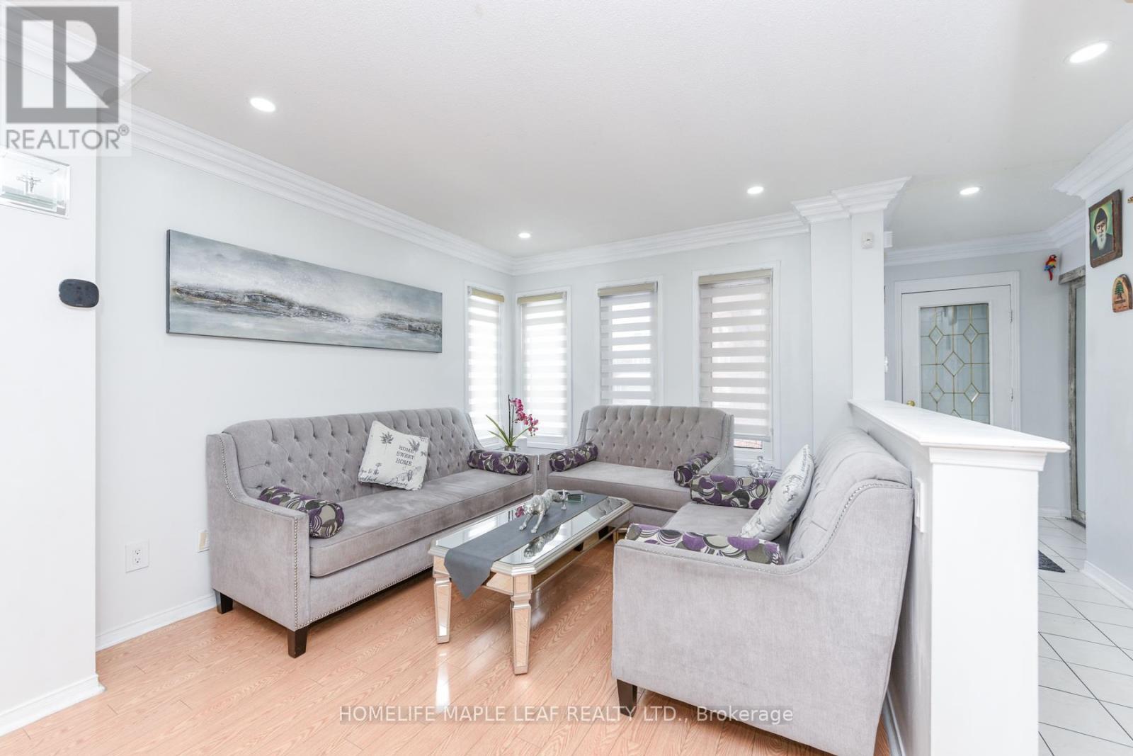 100 Alaskan Summit Court W, Brampton, ON - Indoor Photo Showing Living Room