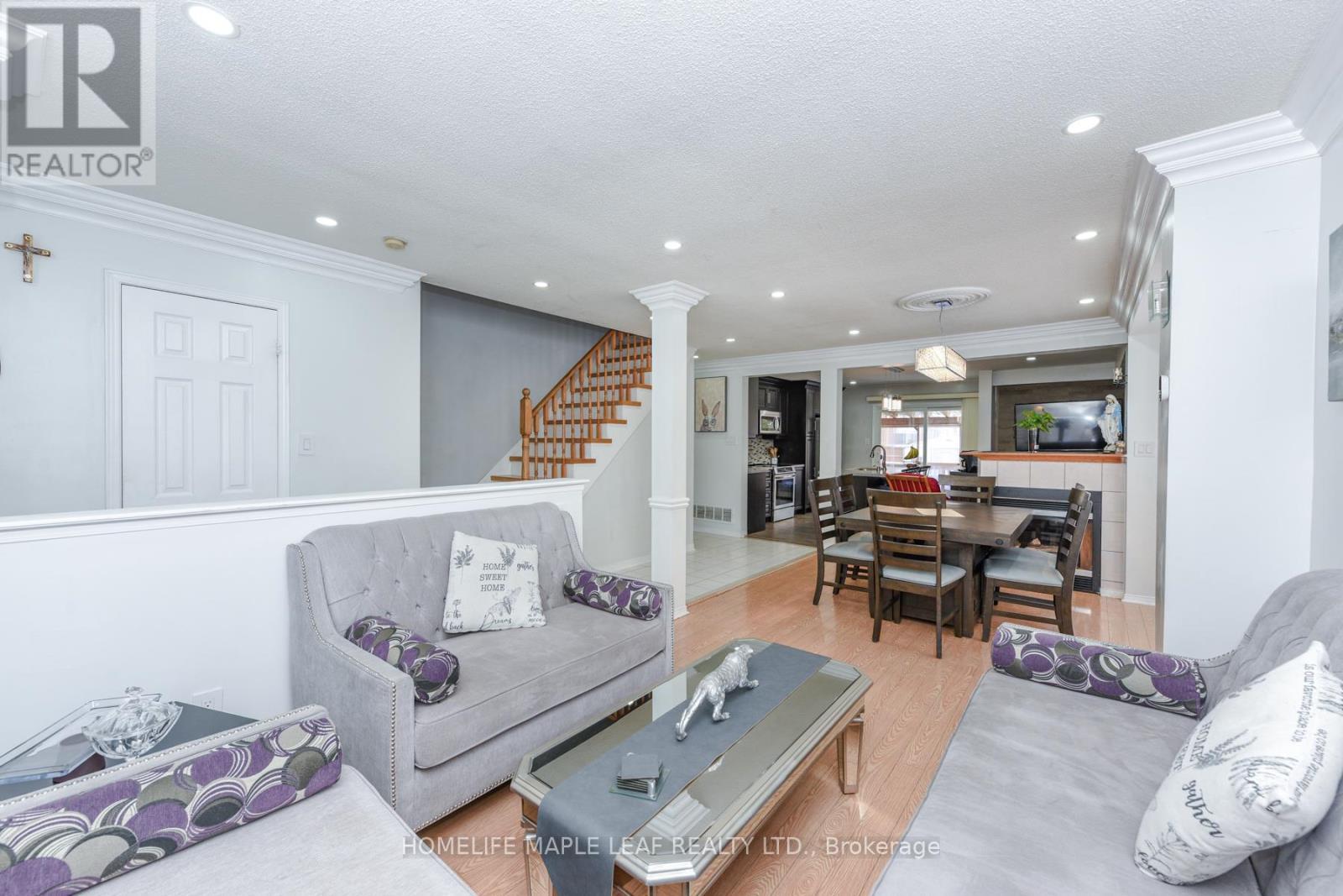 100 Alaskan Summit Court W, Brampton, ON - Indoor Photo Showing Living Room