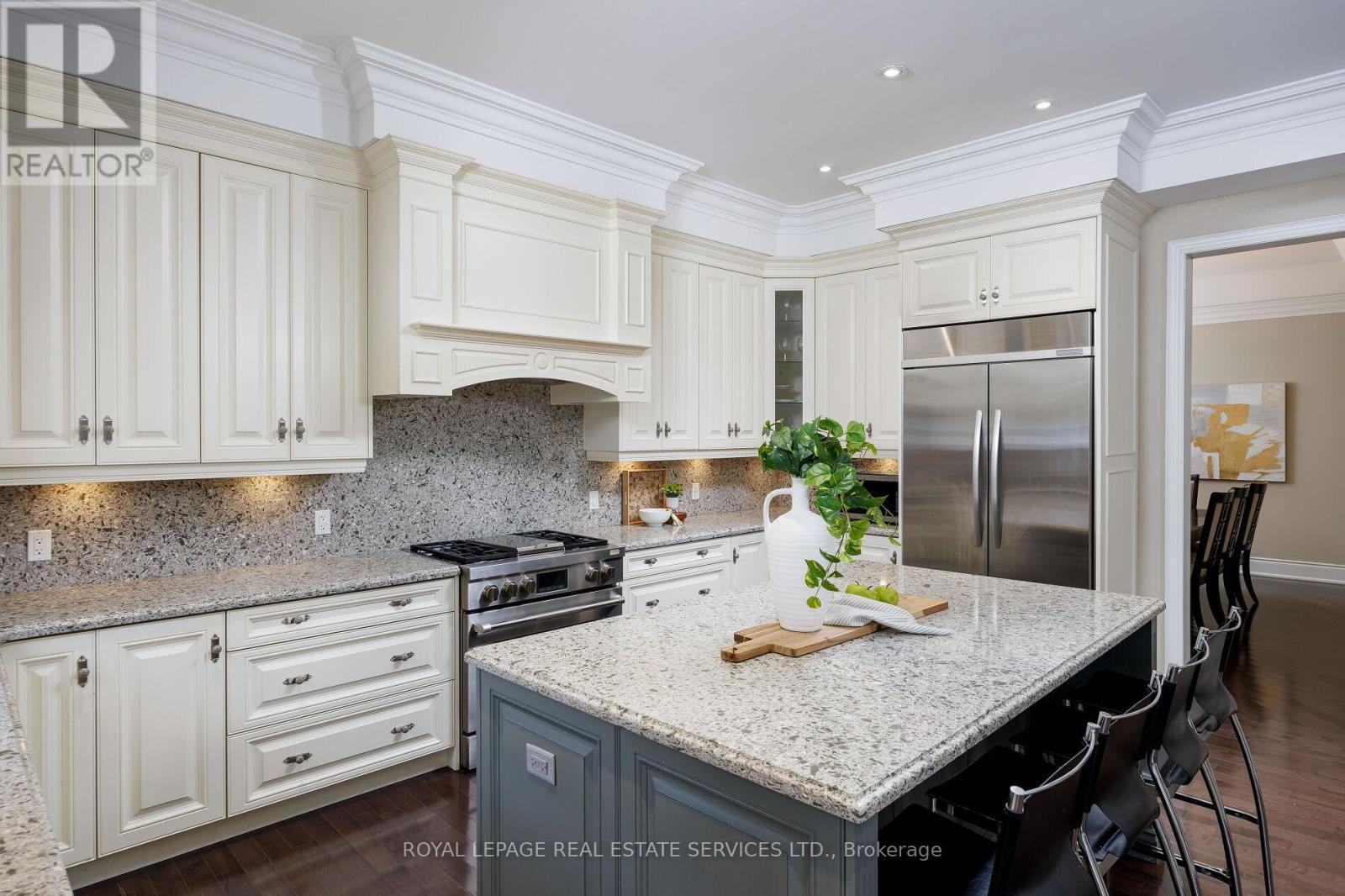 125 Paliser Court, Oakville, ON - Indoor Photo Showing Kitchen With Upgraded Kitchen