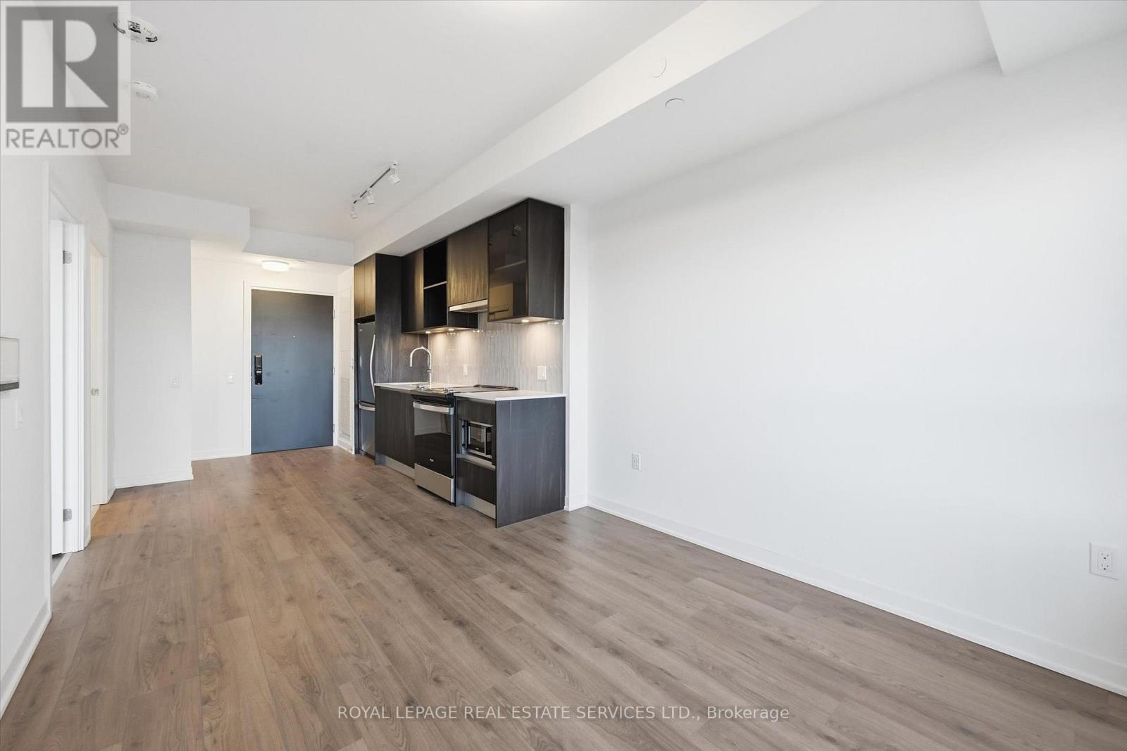 Enjoy a Thoughtfully Designed Open Concept Layout - 603 - 395 Dundas Street W, Oakville, ON - Indoor Photo Showing Kitchen